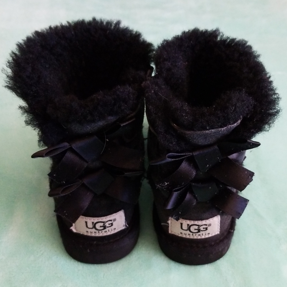 Black bow back Uggs size 7